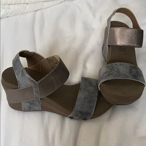 Boutique by Corkys Bandit wedges - Pewter, Size 6